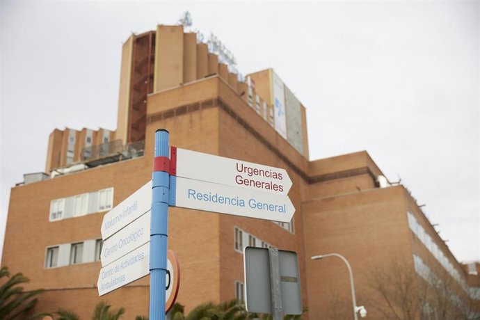 Un cartel señala dónde se ubican las Urgencias del Hospital 12 de Octubre, a 8 de enero de 2024, en Madrid (España). 
