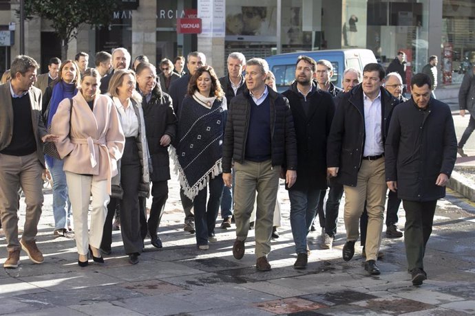 El presidente de la Junta de Andalucía, Juanma Moreno, junto al presidente del PP, Alberto Núñez Feijóo, y presidentes de las  Comunidades Autónomas gobernadas por el PP en el acto de clausura de la cumbre organizada por PP en el Principado de Asturias.