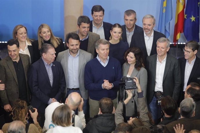 Alberto Núñez Feijóo con presidentes autonómicos y 'barones' del PP durante la clausura de la cumbre del partido celebrada en el Hotel de la Reconquista de Oviedo