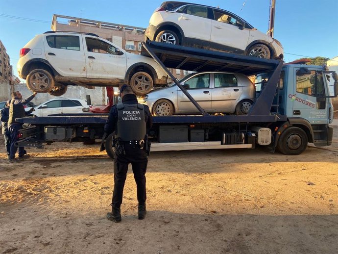 Un agente de la Policía Local en una de las campas, mientras realiza la retirada de más de 500 vehículos afectados por la dana