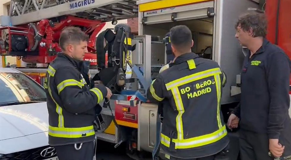 Bomberos acuden a apagar el fuego en un edificio del distrito de Carabanchel, en Madrid, el 12 de enero de 2025.