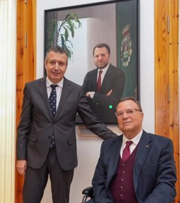 Javier Fernández con Monteseirín y su retrato de presidente