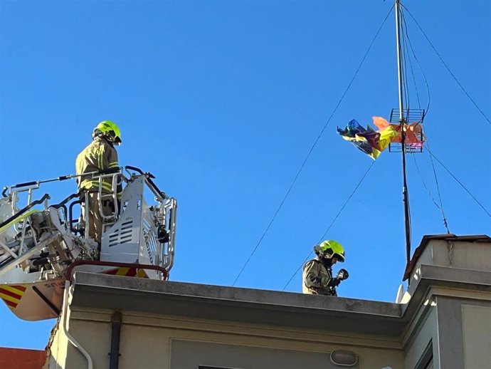 Bomberos desenganchan una 'lámpara de papel voladora' de la antena de un edificio de República Argentina en Logroño