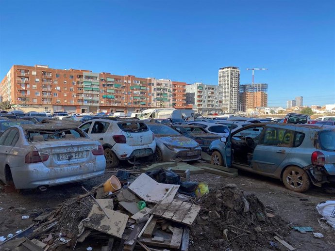 Imagen de un solar con decenas de coches afectados por la dana.