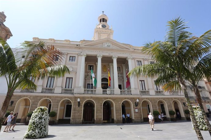 Archivo - Imagen de archivo del edificio del Ayuntamiento de Cádiz.