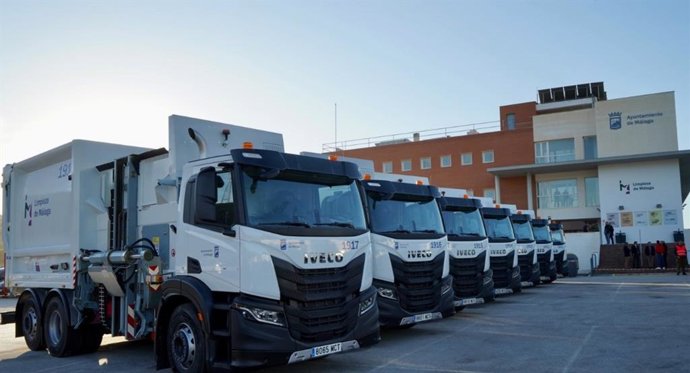 Archivo - Imagen de recurso de camiones de limpieza de Málaga.