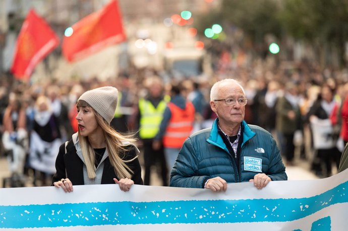 Los portavoces de la red ciudadana Sare, Josea Azkarraga (d) y Bego Atxa (i), durante la protesta convocada por SARE para reivindicar los derechos de los presos de ETA