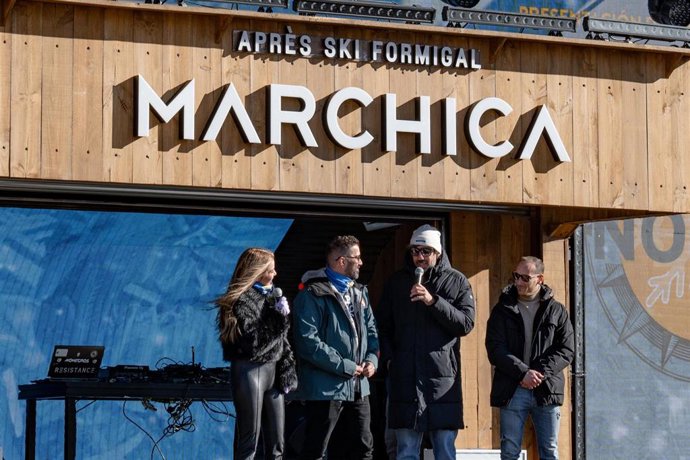 La cantante Natalia ha oficiado como madrina del acto del nuevo programa de Aragón TV ‘Encuentra el norte’, que se ha presentado este domingo en sociedad junto a las pistas de Aramón Formigal-Panticosa.