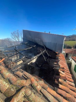 Tejado de una de las casa incendiadas en Santiago del Collado (Ávila)