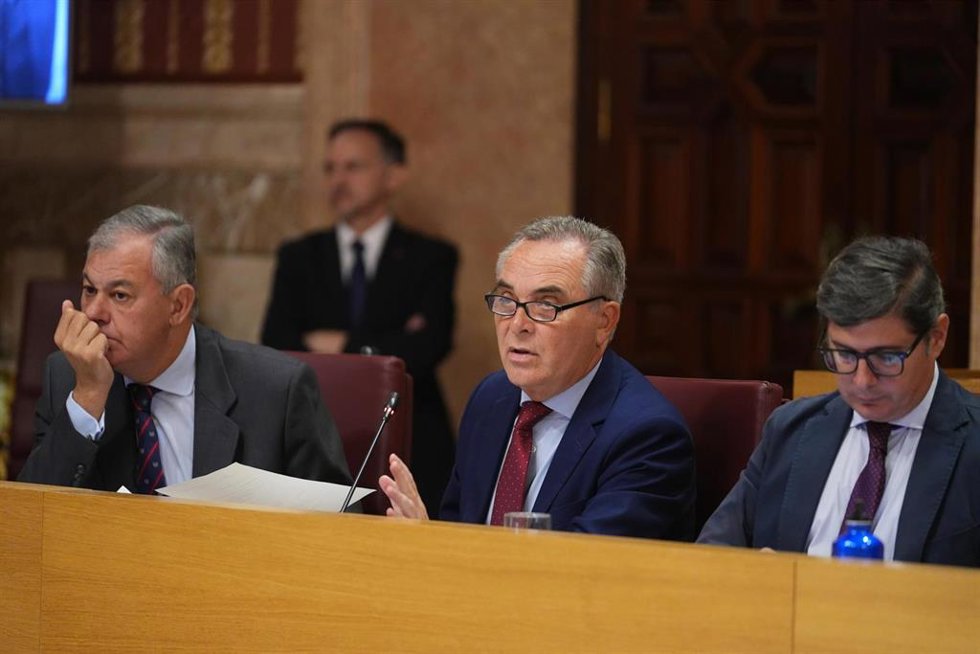 Archivo - El alcalde de Sevilla, José Luis Sanz (i), junto al delegado de Hacienda, Juan Bueno (c), y el delegado de Cartuja y Parques Innovadores, Álvaro Pimentel (d), en una imagen de archivo.