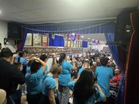 La comparsa infantil 'Los del huerto' de El Puerto recauda alimentos en un ensayo antes de su debut en el COAC 2025