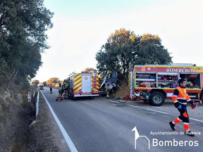 Intervención de los Bomberos del Ayuntamiento de Huesca en el accidente de tráfico ocurrido este domingo en la carretera A-131, en el término municipal de Sesa (Huesca) en el que ha fallecido una de las dos personas que viajaban en el vehículo siniestrado