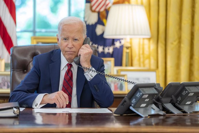 Archivo - July 9, 2024 - Washington, Washington, District of Columbia, USA - President Joe Biden talks on the phone with Texas Gov. Greg Abbott and FEMA Director Deanna Criswell to discuss the FEMA Declaration following the impacts of Hurricane Beryl, Tue