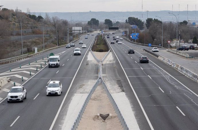 Varios vehículos circulan por una autovía. 