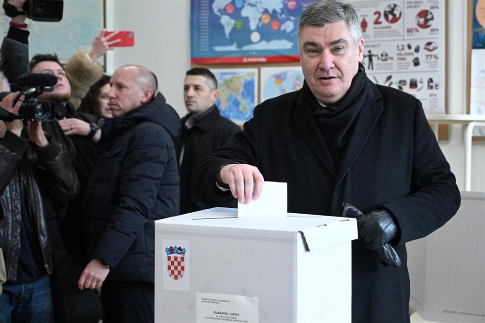 El presidente de Croacia, Zoran Milanovic, vota en Zagreb