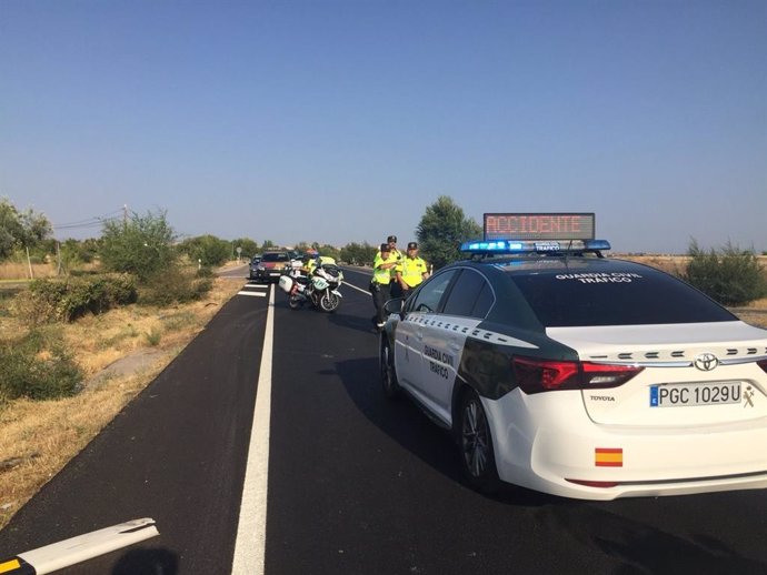 Archivo - Agentes de la Guardia Civil en el lugar del accidente en la M-203, en Vicálvaro