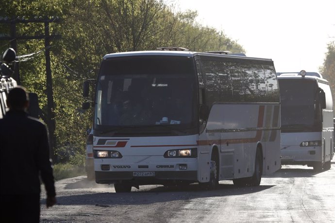 Archivo - Imagen de archivo de un un bus entre la frontera de Ucrania y Rusia