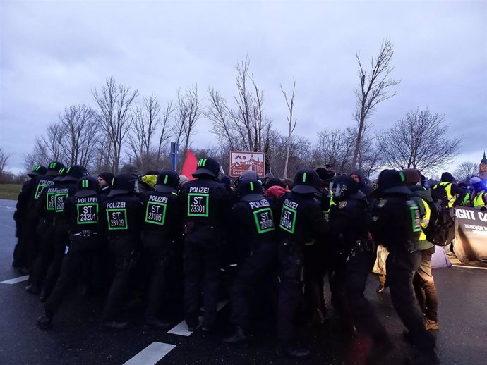 Efectivos de la Policía desplegada en Riesa, Sajonia, Alemania