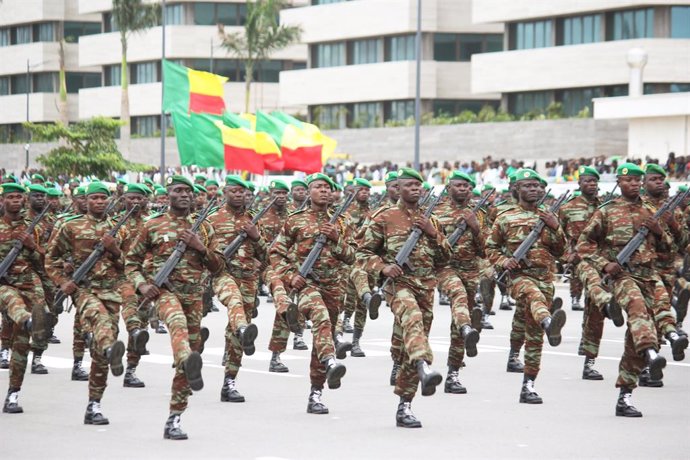 Archivo - Desfile militar del Ejército de Benín