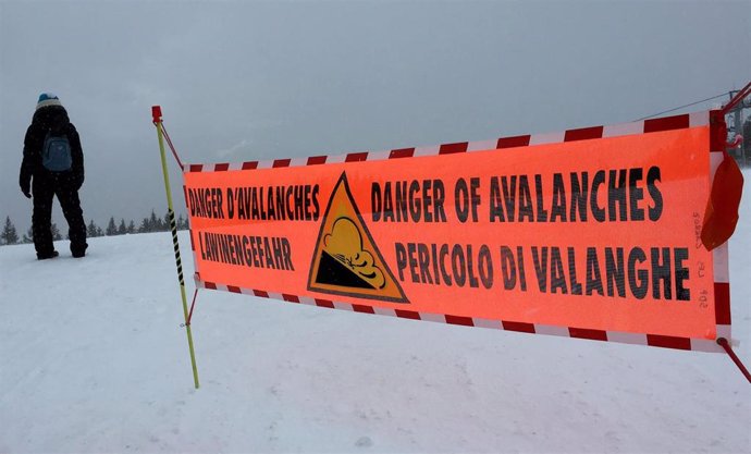 Archivo - Imagen de archivo de un cartel sobre el peligro de avalanchas en los Alpes