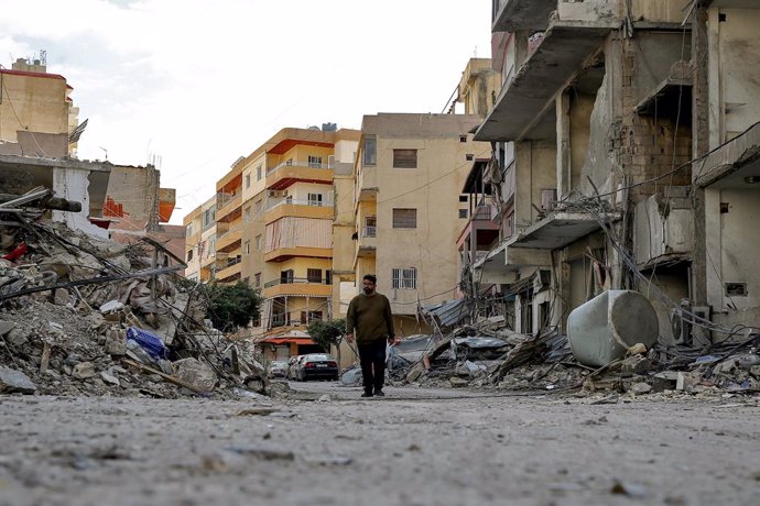 Archivo - 29 November 2024, Lebanon, Tyre: A Lebanese man walks in a devastated street in the Lebanese southern Lebanese city of Tyre, during a cease-fire between pro-Iranian Hezbollah and Israel was agreed upon. Photo: Marwan Naamani/ZUMA Press Wire/dpa