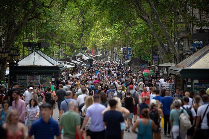 Archivo - Gente en la Rambla de Barcelona en una foto de archivo.