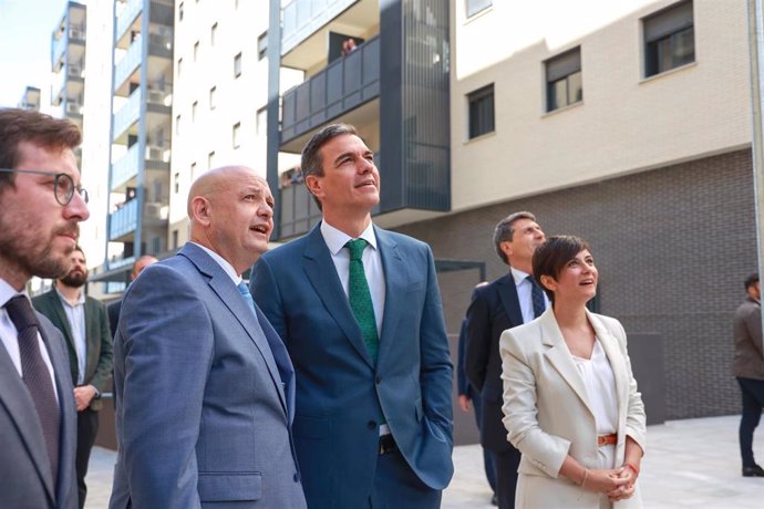 Archivo - El presidente del Gobierno, Pedro Sánchez, visita la promoción de viviendas sociales Intercivitas II. A 8 de abril de 2024, en Dos Hermanas, Sevilla (Andalucía, España). 