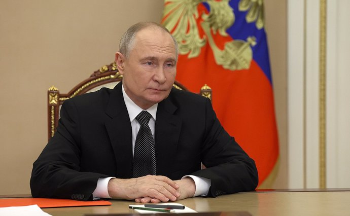 Archivo - El presidente de Rusia, Vladimir Putin, durante una videoconferencia en el Kremlin con miembros del Consejo de Seguridad de Rusia (archivo)