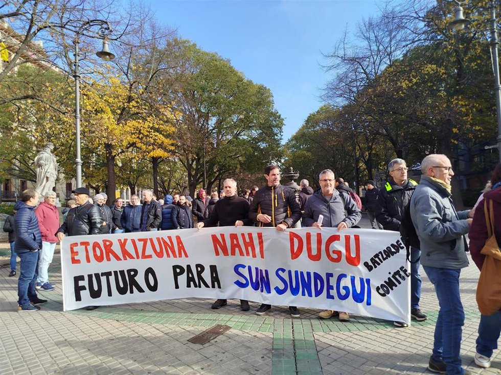 Archivo - Imagen de archivo de una concentración de trabajadores de Sunsundegui
