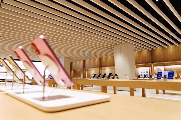 Archivo - Varios IPhone expuestos en la nueva tienda de Apple en La Vaguada, a 27 de noviembre de 2024, en Madrid (España).