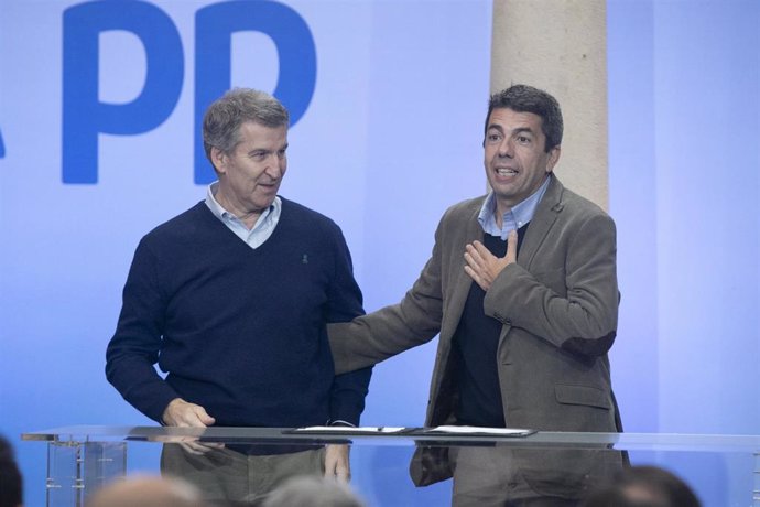 El presidente del PP, Alberto Núñez Feijóo (i), y el presidente de la Generalitat Valenciana, Carlos Mazón (d), durante la clausura del acto de presentación de la 'Declaración de Asturias', en el Hotel de la Reconquista, a 12 de enero de 2025, en Oviedo, 