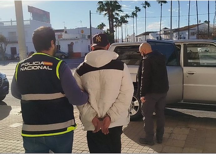 Momento en el que la Policía detiene en Lepe (Huelva) a uno de los supuestos miembros de la organización dedicada a la trata de seres humanos.