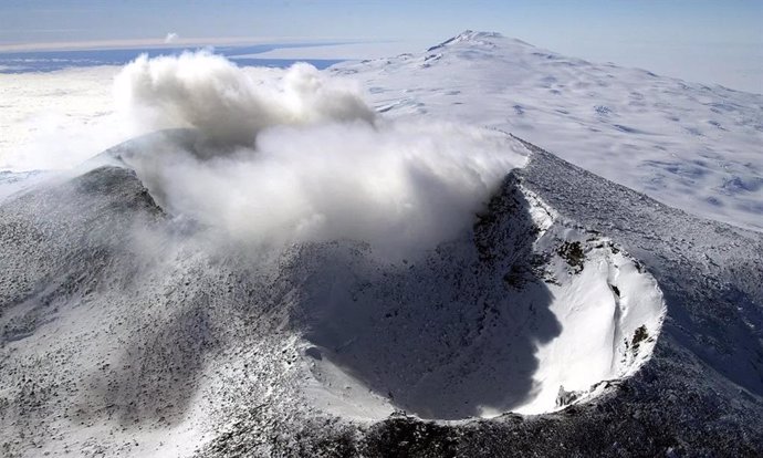 Una nueva investigación descubre que el derretimiento del hielo en la Antártida puede provocar más erupciones subglaciales, afectando a volcanes como el Monte Erebus, que se ve aquí.