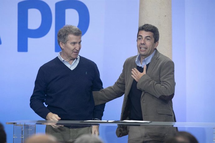 El president del PP, Alberto Núñez Feijóo (e), i el president de la Generalitat Valenciana, Carlos Mazón (d), durant la clausura de l'acte de presentació de la 'Declaració d'Astúries', a l'Hotel de la Reconquista, a 12 de gener de 2025, a Oviedo, 