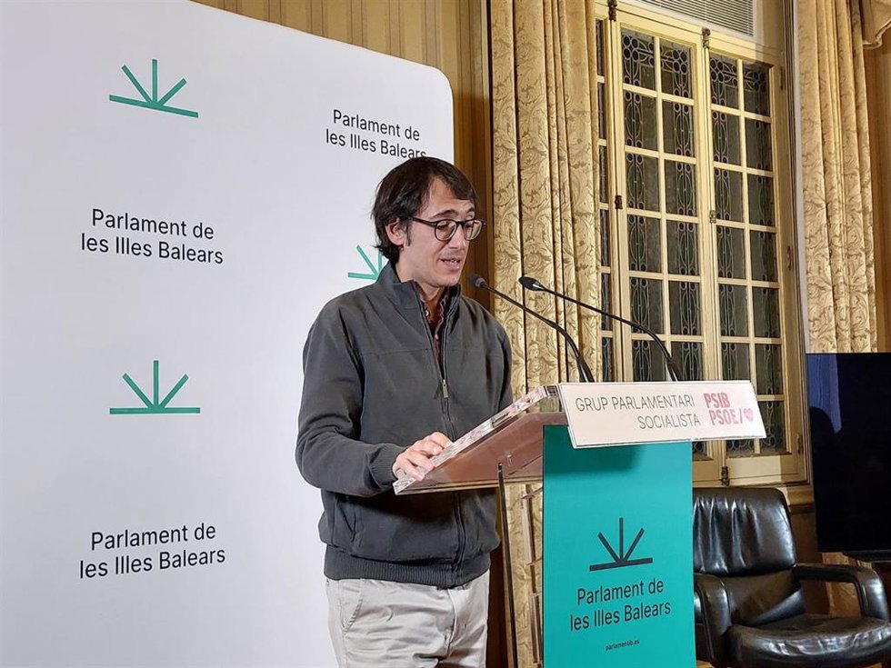 El portavoz parlamentario del PSIB-PSOE, Iago Negueruela, en rueda de prensa