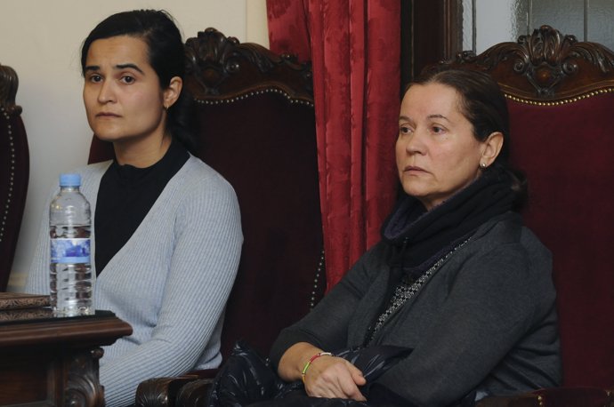 Las acusadas Monserrat González (d), autora confesa del asesinato, y su hija Triana Martínez, durante la octava jornada del juicio por el asesinato de la presidenta de la Diputación de León, Isabel Carrasco