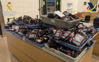 Intervienen 29 kilos de tabaco de mascar en dos maletas en el aeropuerto de Barcelona