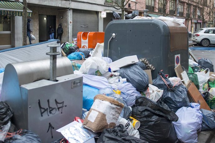 Archivo - Montones de bolsas de basura en las inmediaciones de los contenedores, a 10 de enero de 2022, en Salt, Girona, Catalunya, (España).