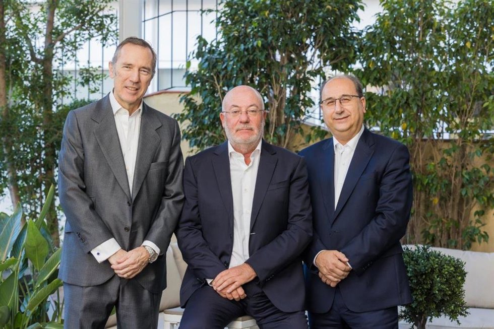 Pie de foto de izq. A dcha: Gastón Durand, socio responsable del área de Legal, Santiago Casadejús, presidente de Forvis Mazars en España y Juan Luque, socio de Auditoría & Assurance.