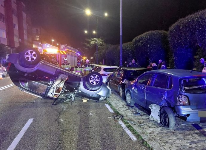 Vehículo volcado en el accidente ocurrido en el paseo de Juan Carlos I.