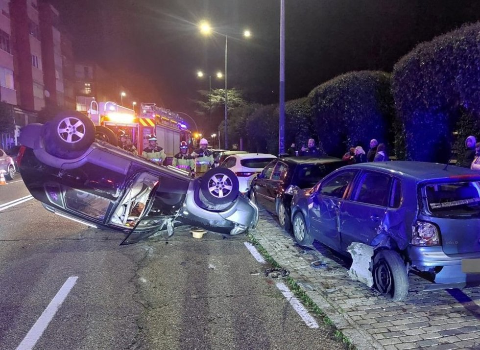 Vehículo volcado en el accidente ocurrido en el paseo de Juan Carlos I.