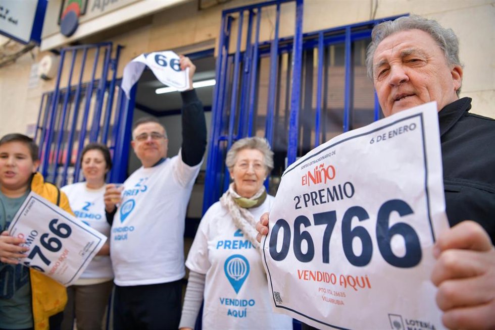 Agraciados con el Segundo Premio del Sorteo Extraordinario de El Niño 2025 correspondiente al número 06766 celebran su suerte en la administración de la calle Concepción, 2 de Villarrubia de los Ojos, a 6 de enero de 2025, en Villarubia de los Ojos, C