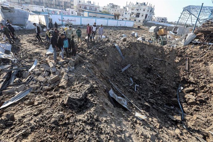 Un grupo de palestinos inspecciona el lugar de un bombardeo de Israel contra la ciudad de Deir al Balá, en el centro de la Franja de Gaza (archivo)