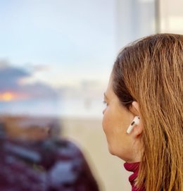 Una joven con unos auriculares