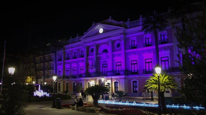 Imagen de la fachada del Ayuntamiento de Murcia, iluminada de azul
