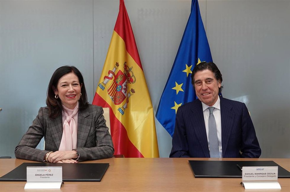 La Presidenta Y Consejera Delegada De Cofides, Ángela Pérez, Y El Presidente Y Consejero Delegado De Sacyr, Manuel Manrique