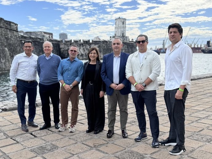 La presidenta de Cantabria, María José Sáenz de Buruga, junto a los consejeros de Industria y Fomento, Eduardo Arasti y Roberto Media, y empresarios del grupo ACCSA