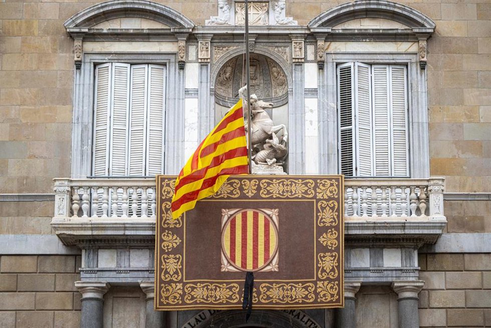 Archivo - La bandera de Cataluña durante un minuto de silencio por las víctimas de la DANA, en la plaza de Sant Jaume, a 31 de octubre de 2024, en Barcelona, Cataluña (España).
