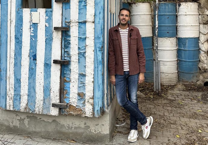 David Castillo en una imagen del documental junto a una barricada en Nicosia