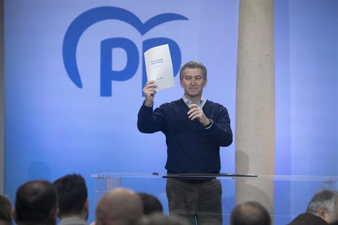 El presidente del PP, Alberto Núñez Feijóo, durante la clausura del acto de presentación de la 'Declaración de Asturias', en el Hotel de la Reconquista, a 12 de enero de 2025, en Oviedo, Asturias (España). Feijóo, y sus 'barones' territoriales han acudido